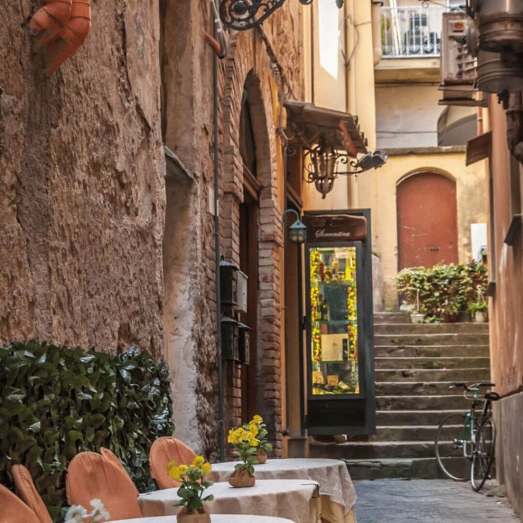 The Fascinating Charm of Sorrento’s Historic Center: Exploring Its Streets, Art, and Craftsmanship