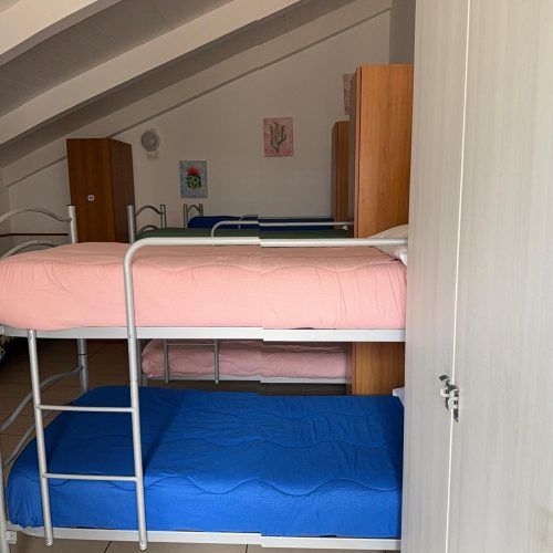 TOTO' EX 741 - CAMERATA MISTA MANSARDA DA 8 POSTI LETTO CON BAGNO INTERNO (2)