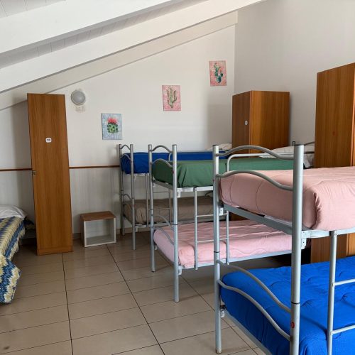 TOTO' EX 741 - CAMERATA MISTA MANSARDA DA 8 POSTI LETTO CON BAGNO INTERNO