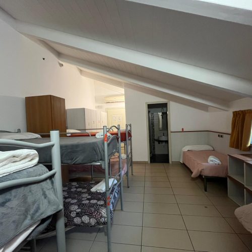 TOTO_ EX 741 - CAMERATA MISTA MANSARDA DA 8 POSTI LETTO CON BAGNO INTERNO (3)