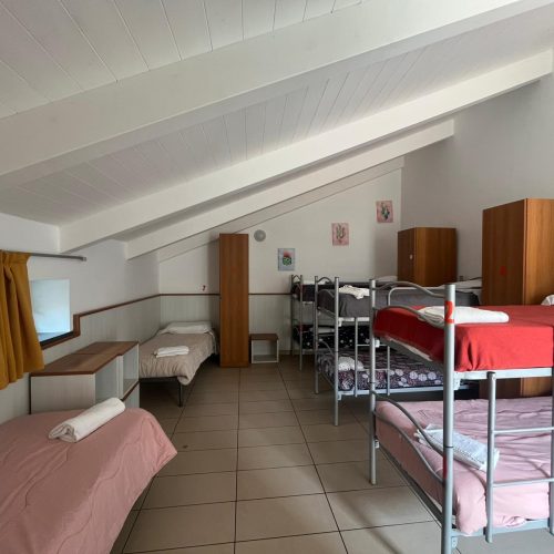 TOTO_ EX 741 - CAMERATA MISTA MANSARDA DA 8 POSTI LETTO CON BAGNO INTERNO (6)